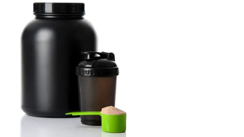 Pode levar whey no avião? Veja regras e limites na bagagem